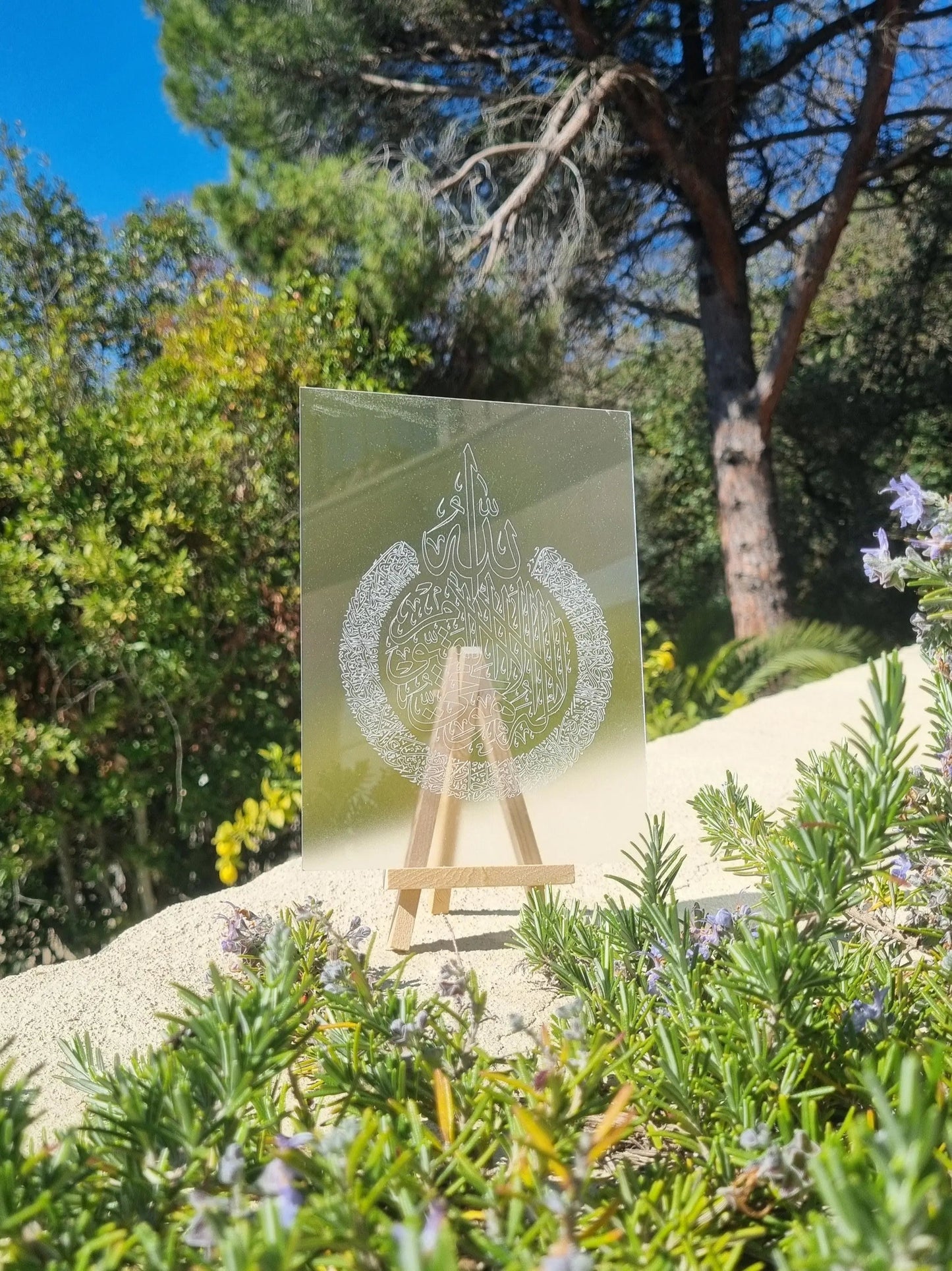 Ayat Al Kursi - Mat - CasbahGallery - Plaque en plexiglas gravée Élégante, spirituelle, avec socle LED. Idéale en déco ou en cadeau musulman.